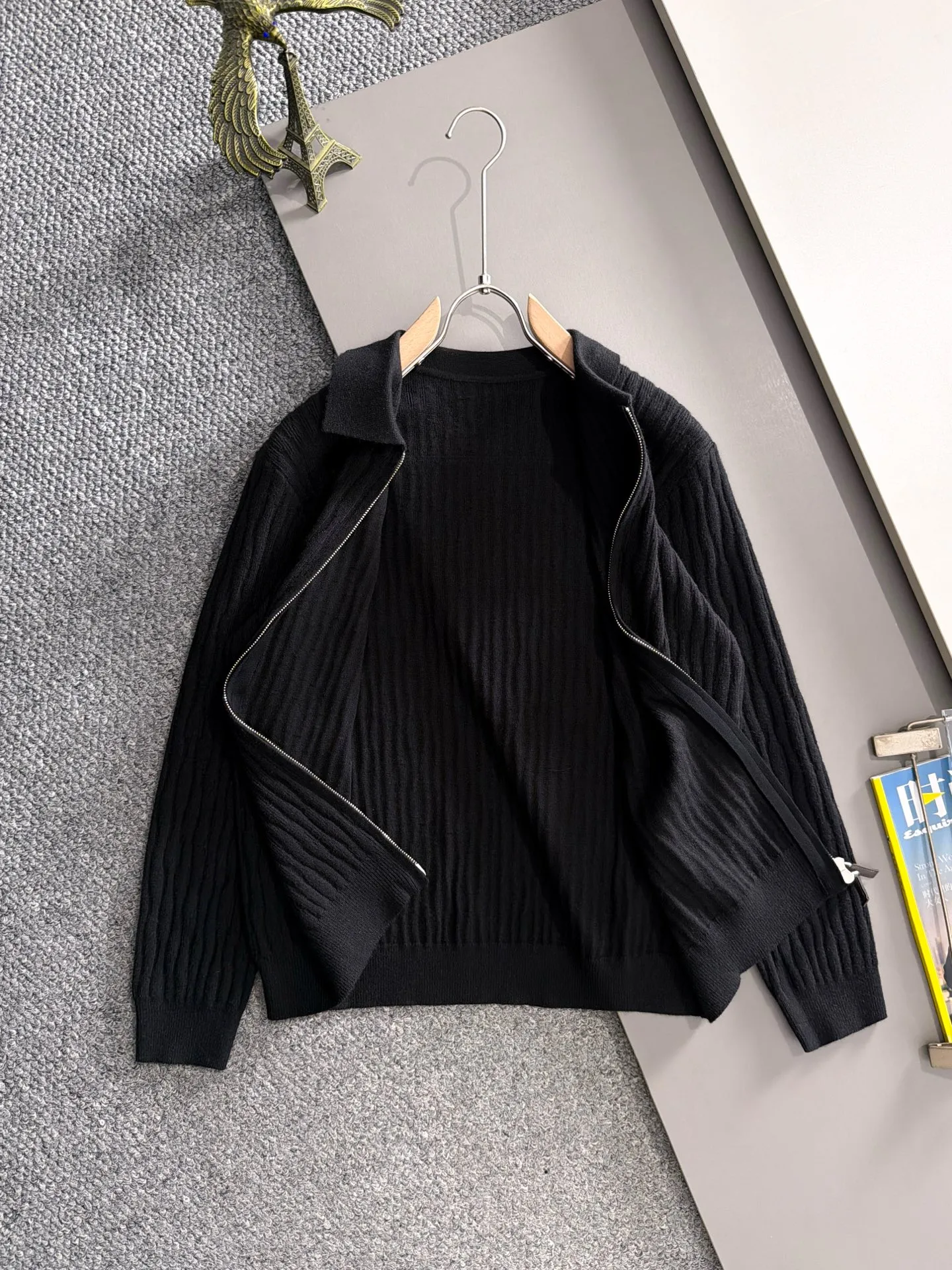 The latest knitted sweater jackets from Balenciaga’s official autumn/winter 2026 website are now on sale at the counter for Hot Sale! Specially made of wool blended fabric. It feels comfortable and can be directly in contact with the skin. The logo badge is exquisitely embroidered, which is extremely eye-catching! The details highlight the fashionable charm of big brands. Exquisite workmanship. Three-dimensional cutting style. The wearing effect is invincible and handsome! All three standards are complete! Sizes:M-3XL
